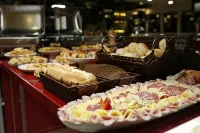 Holiday & Business Hotel - Em Frente ao Centro de Eventos e Arena Conda - sarapan