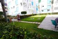 Charming 2-Bedroom Apartment with Pool View and Balcony - Balkon