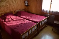 Chalet with fireplace (wood supplied) sleeps 10 (discount for stays of 3 nights or more) - 小木屋