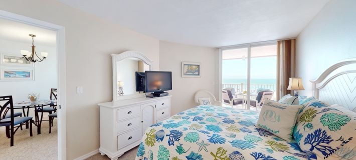 Top Floor South West Facing Condo. Direct Access.Fall 50% Discount for 2nd Week 佈雷登頓海灘酒店