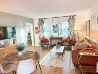 Mid-Century 2-Bedroom Charm - Beach, Pets, Fenced Yard in Fabulous Venice - 4 ดาว