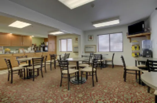 Super 8 by Wyndham Manhattan KS