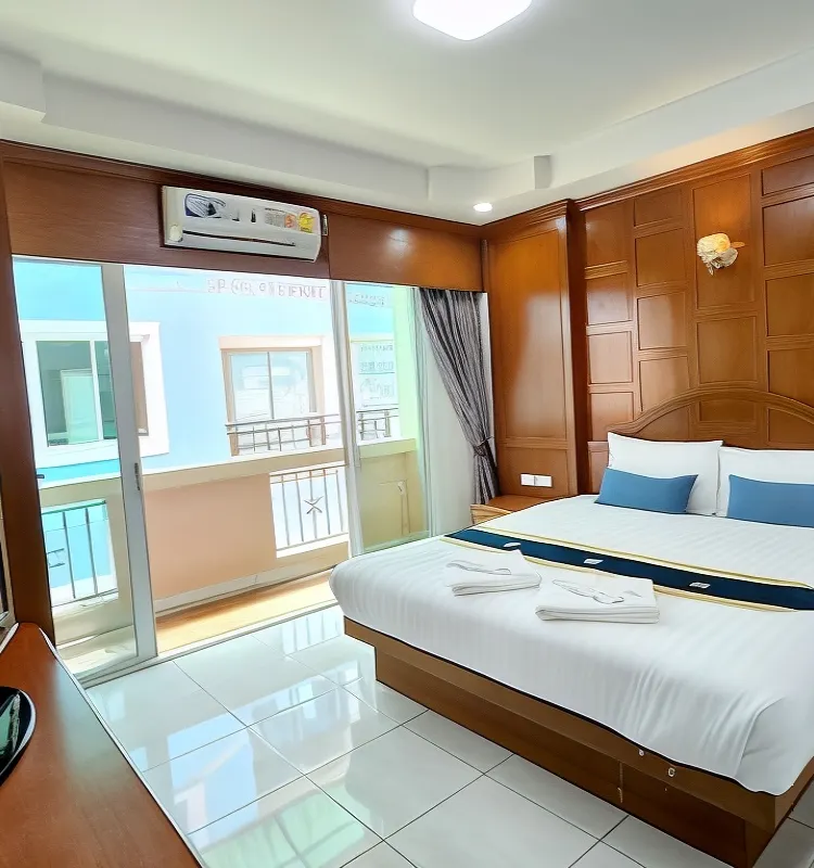 ห้องดีลักซ์ เตียงใหญ่ พร้อมระเบียง