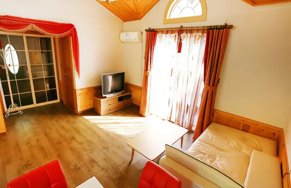 洪川河濱城堡旅館