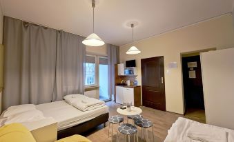 Hostel Helvetia - Private Rooms in City Center and Old Town