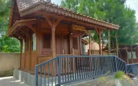 Imah Kayu by Horison Hotel dekat Puncak Gunung Ciremai via Sadarehe