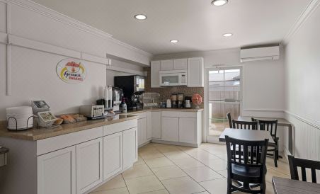 Super 8 by Wyndham Harbison/Parkridge Hospital - Housity