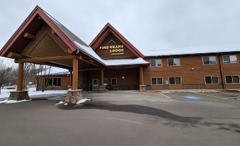 Pine Peaks Lodge & Suites