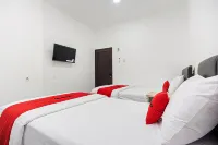 RedDoorz Syariah @ Sakura Hotel Jatiwaringin Hotel dekat masjid kementrian pendidikan dan kebudayaan