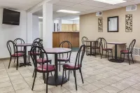 托馬威斯康星速8飯店 - 早餐