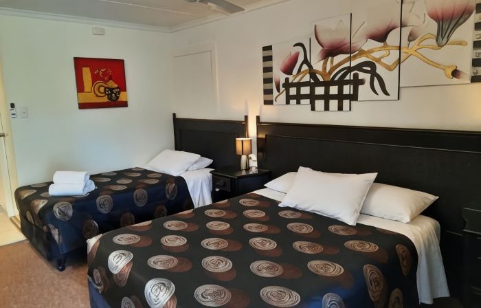 Flying Spur Motel
