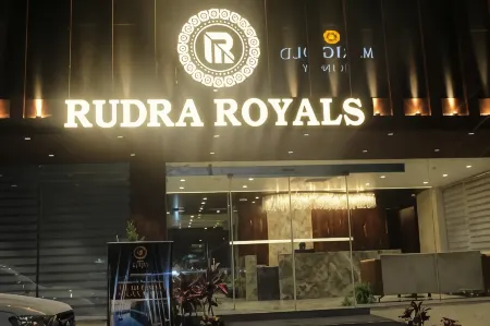 Hotel Rudra Royals Отели рядом с достопримечательностью «I Love Sai»