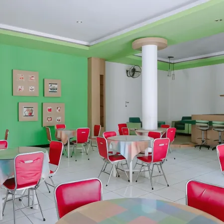 Hotel Taman Indah Отели в г. Мадиун
