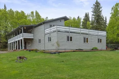 Rustic Luxury with Hot Tub and Spa Room! Large 4 Bedroom 2 Bath, Sleeps 12! Hotel in zona Alaskazoo