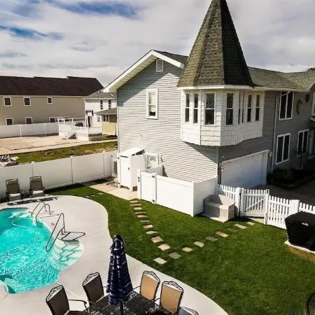 HEATED IN-GROUND POOL, 7 LARGE BEDROOMS, WALK TO BEACH, 5 MILES TO AC