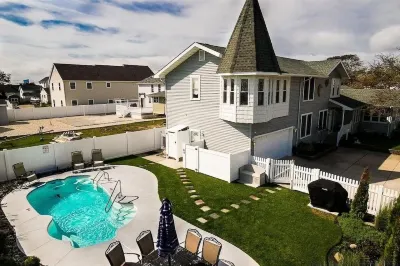 HEATED IN-GROUND POOL, 7 LARGE BEDROOMS, WALK TO BEACH, 5 MILES TO AC Hotels near Brigantine Beach