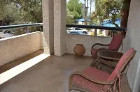 Centrally Located 2 Bed/2 Bath Gated Community Condo Sleeps 4