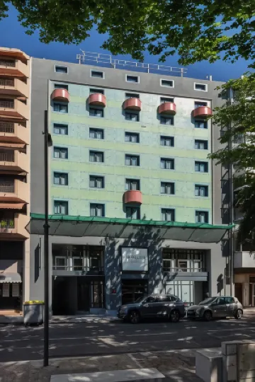 佩皮尼揚中心美居酒店