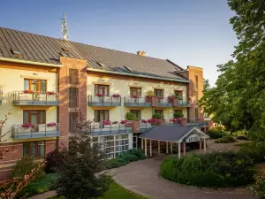 April Hotel Panorama