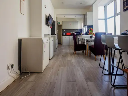 Wood Hus Lodge Very Lovely Specious Room 5 Отели рядом с достопримечательностью «Трентам Гарденс»