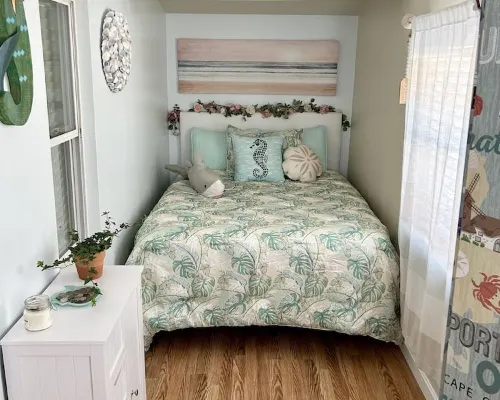 Cozy Cape Cottage Hotels in Brewster