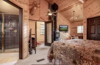 Wifi, Hot Tub, Zip Line, Fire Pit, Huge Patio, Deck, Balcony & Clubhouse Garage