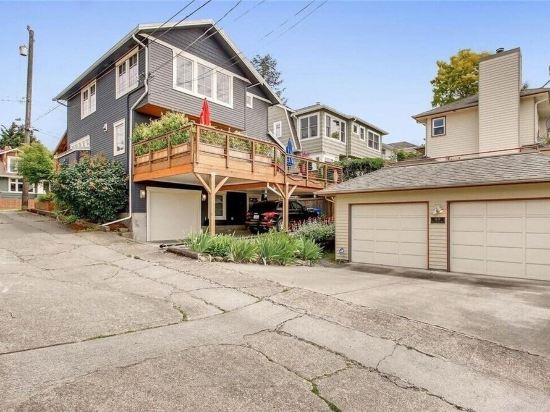 Luxurious home with great views in historic Queen Anne near Space needle