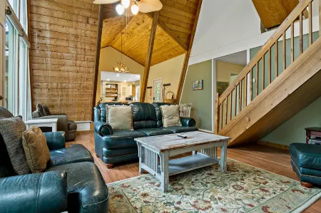 Stunning Riverfront and Canoe Access - Charming Tranquil Haven Отели в г. Резерфорд