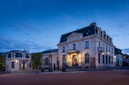 Best Western Premier le Chapitre Hotel  Spa Отели в г. Пломбьер-Ле-Бэн