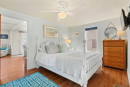 Stunning Ocean Views - Hot Tub - Cottage with Character - 5 Stars!