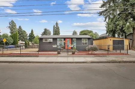 Catch the End of Summer Now! Quiet & Comfy, 1GB Web, Close to Everything.