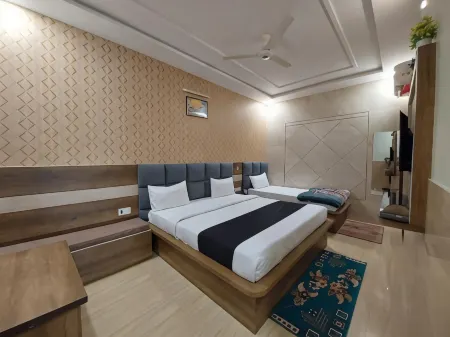 Taj Nice Point Manage by Taj Sunrise Group Отели рядом с достопримечательностью «Tomb of I'timād-ud-Daulah»