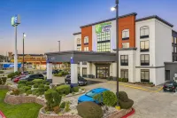 Holiday Inn Express & Suites Longview North Hotels near LeTourneau University