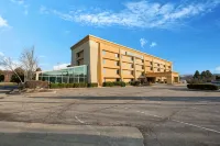 La Quinta Inn & Suites by Wyndham Mansfield Oh Hotel di Washington Township