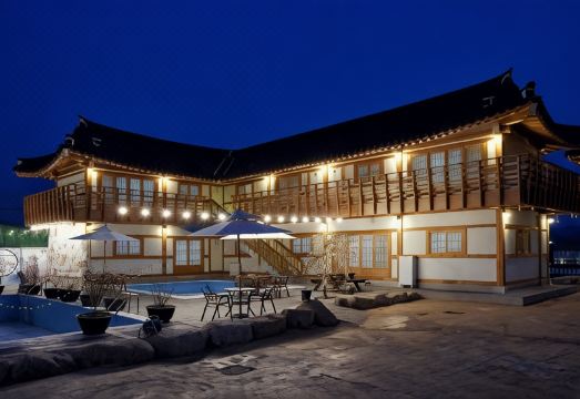 한옥 야외 수영장