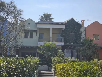 Stay at Beachfront Villa Lilia in Pefkohori, Halkidiki for a Dreamy Vacation Paralia Pefkochori附近的飯店