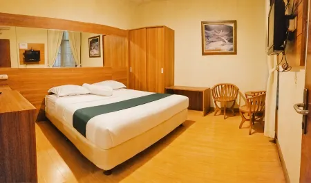 Rumah Tamu Guest House Отели рядом с достопримечательностью «Geological Museum»