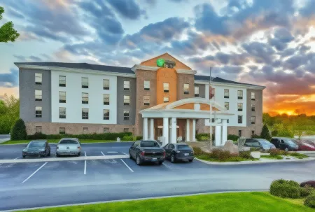 Holiday Inn Express & Suites Morristown