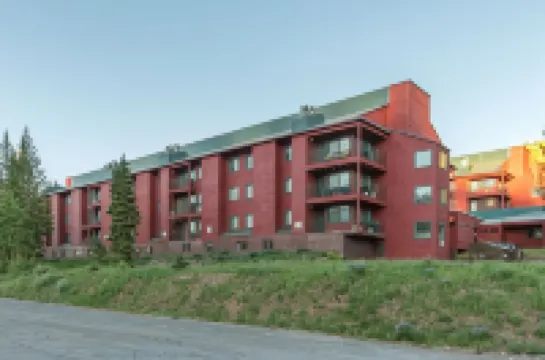 Ski in Ski Out Access and Clubhouse Amenities - Charming Mountain Retreat