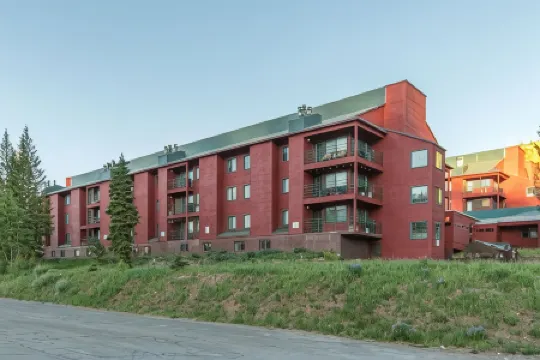 Ski in Ski Out Access and Clubhouse Amenities - Charming Mountain Retreat