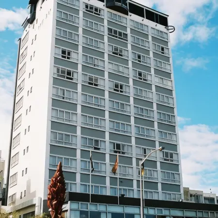Bay Plaza Hotel Отели рядом с достопримечательностью «Гора виктория»