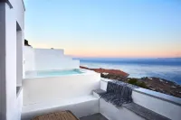 Living Theros Luxury Suites - Hot Tub