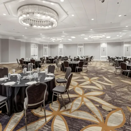 DoubleTree by Hilton Hotel Wichita Airport Отели в г. Уичито