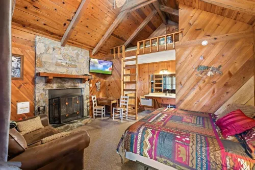 Bear Paw Cottage #3 King; Peaceful: Cozy: Pet Friendly; 2Adults/ 2Children