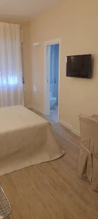 Room in newly renovated apartment with TV wifi coffe and tea