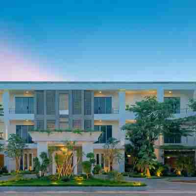 Eightfold Urban Resort Hotel Exterior