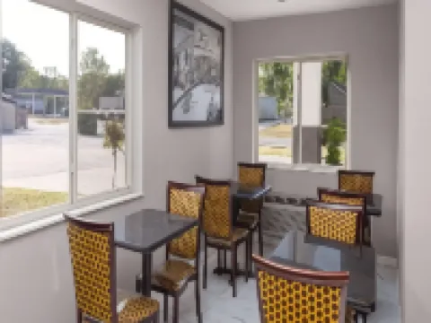 ซุปเปอร์ 8 บายวินด์แฮม ออลนีย์ โรงแรมในออลนีย์