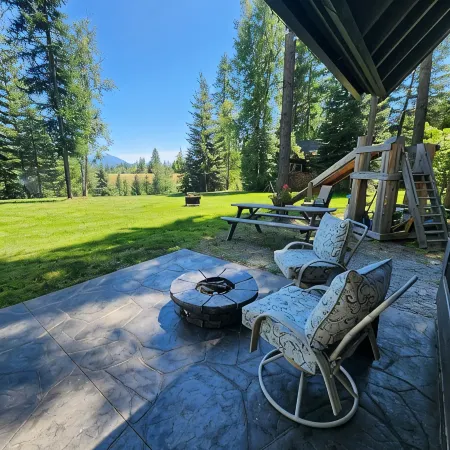 Play House Private Ozone Hot Tub, w/ Beautiful Views. Quaint, Cozy, & Peaceful.