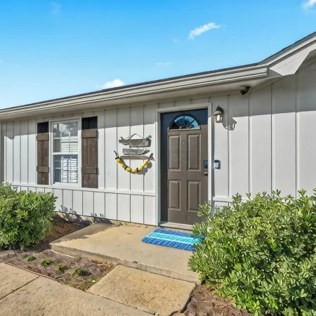 The Salty Breeze Beach House ~ 15 mins > Navarre & Pensacola Beach