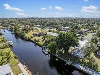 The Blue River House. 3-bedroom Pool house in peaceful Fort Myers with AC, WiFi - Homestays